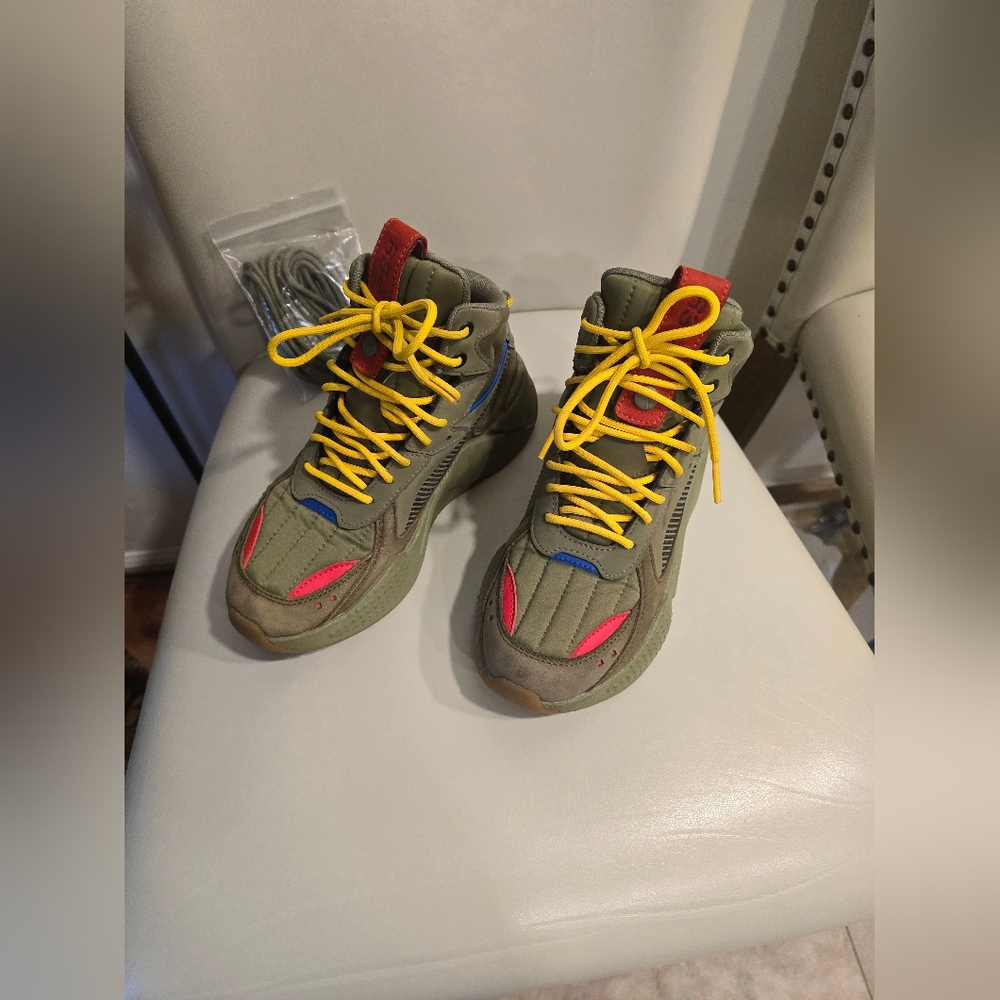 Olive green quarter cut Puma sneaker boots sz4 Youth